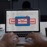 デスクトップ画面に表示されたメールの上に「impersonation」（なりすまし）の赤い文字が表示されている。